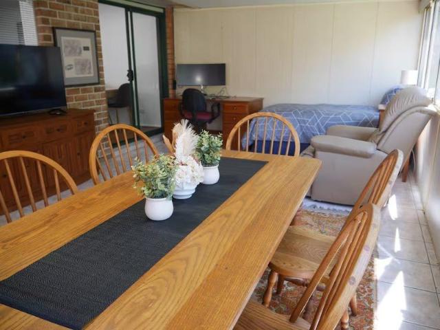 Easy Life in Picton | Walk to Station, Entertainer's Deck & Fireplace Retreat | 4 Bed | 1 Bath | Up to 7 Guests