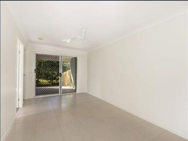 EASY LIVING 2 BEDROOM HOME WAITING FOR YOU TO MOVE IN!