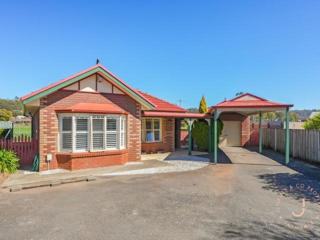 Easy Living with Golf Course Views