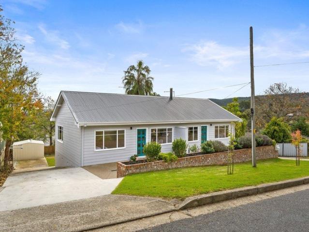 EASY LIVING WITH STUNNING HILLTOP VIEWS