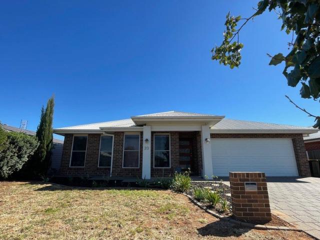 Easy Living at 20 Bradford Circuit !
