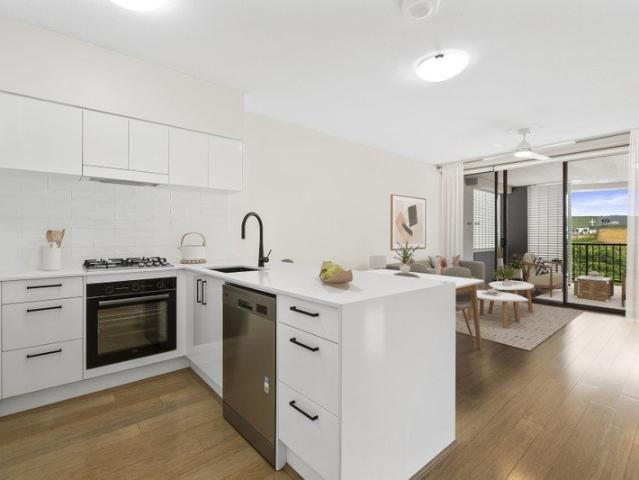 Easy Living at Oasis Close to Everything