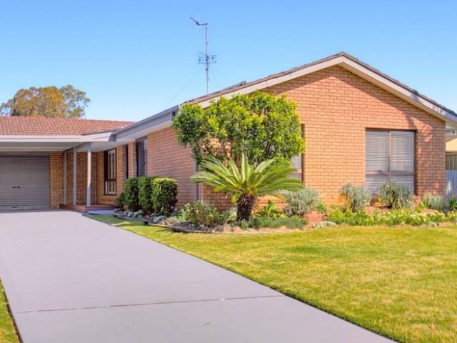 Easy Living, Big Garage, Brilliant Location!