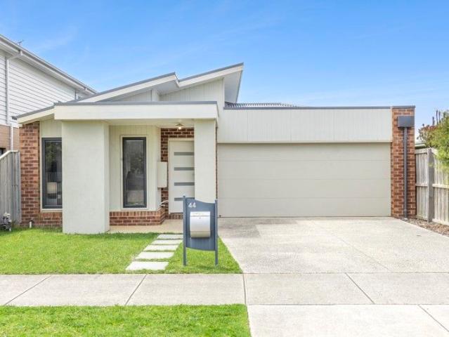 Low maintenance living with central locale to park & shopping village
