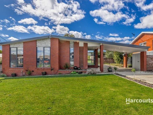 Easy Living, Fantastic Entertaining & Convenience at Your Doorstep!