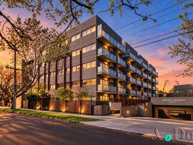 Easy Living in a Connected Caulfield Location