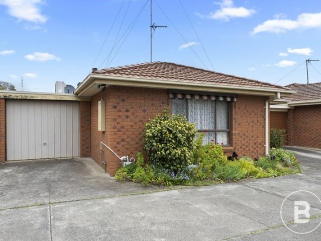 EASY LIVING IN A CONVENIENT SEBASTOPOL LOCATION
