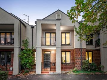 Easy living in a perfect parkside position