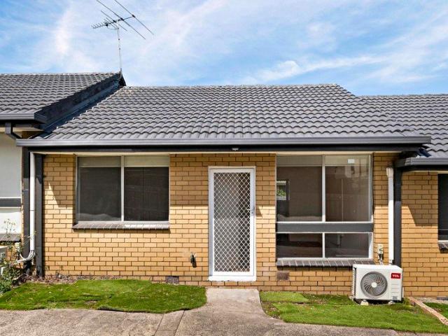 Easy living in a prime Reservoir location!