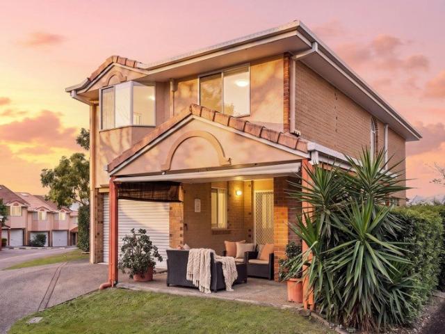 EASY LIVING IN A QUIET RIVERHILLS POCKET