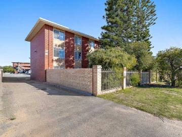 EASY LIVING IN A SUPER CONVENIENT LOCATION