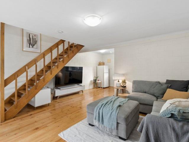 Easy Living in a Sought After Broadview