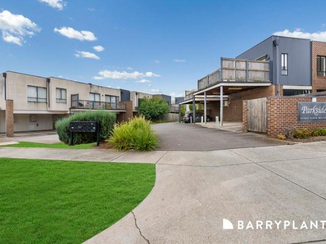EASY LIVING IN A SOUGHT AFTER LOCATION!