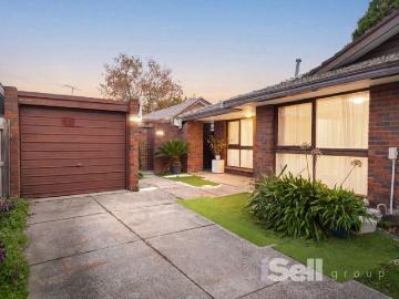 EASY LIVING IN A VIBRANT LIFESTYLE SETTING