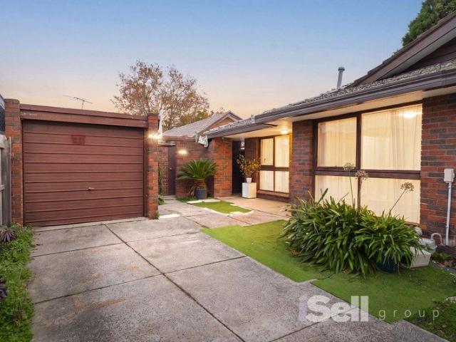 EASY LIVING IN A VIBRANT LIFESTYLE SETTING