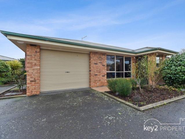 Easy Living in Sought After Riverside