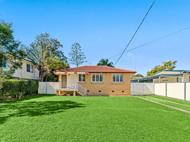 Easy Living on 716m2  in the Heart of Rochedale South
