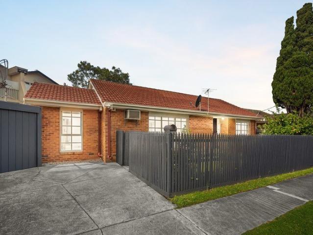 Easy Living, Prime Location Stand alone residence with own driveway