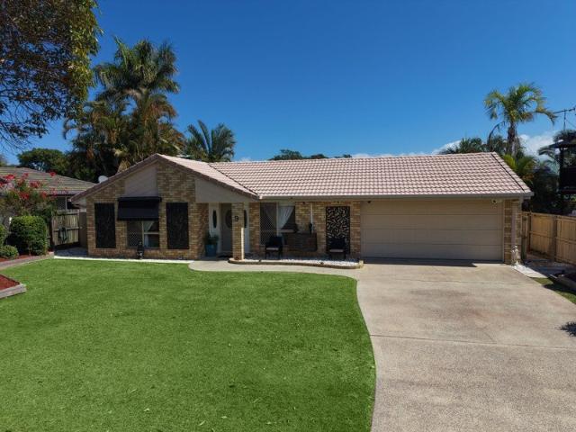Easy Lowset Brick & Tile Living in a Quiet Sandstone Point Setting!