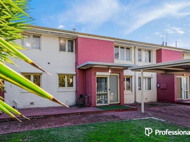 EASY PARKSIDE LIVING WITH LOW MAINTENANCE APPEAL