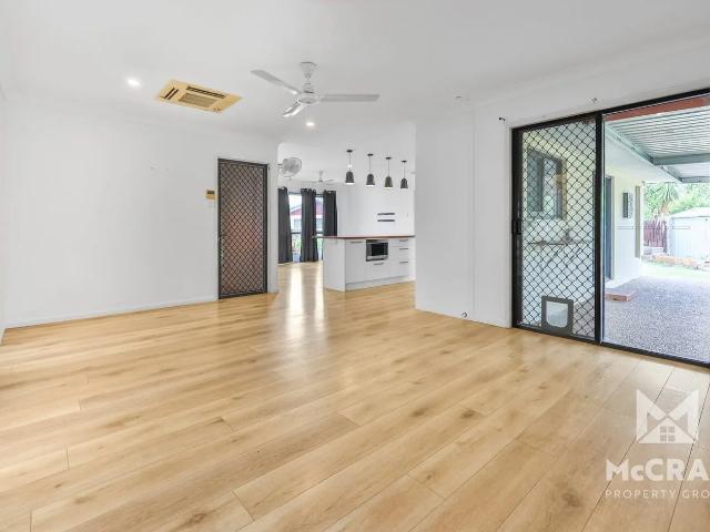EASY QUEENS BEACH LIVING AWAITS! $695PW