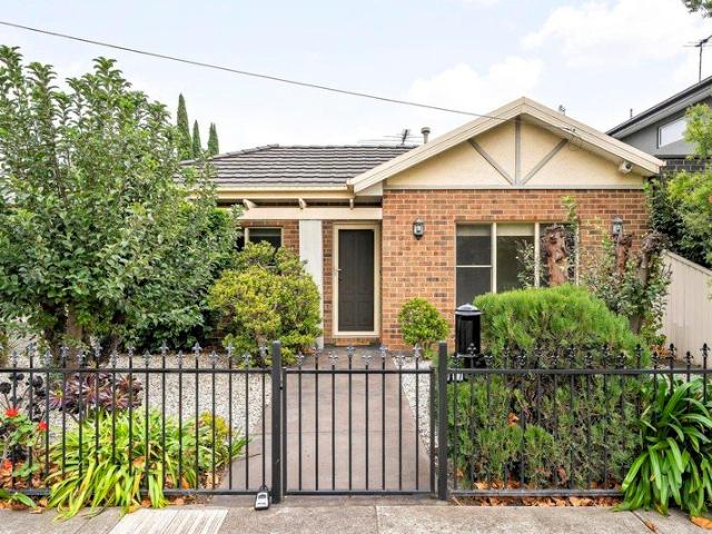 Easy single level living in a prime Fairfield position