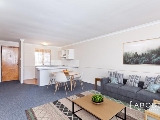 EASY TO MAINTAIN UNIT IN PERFECT LOCATION!