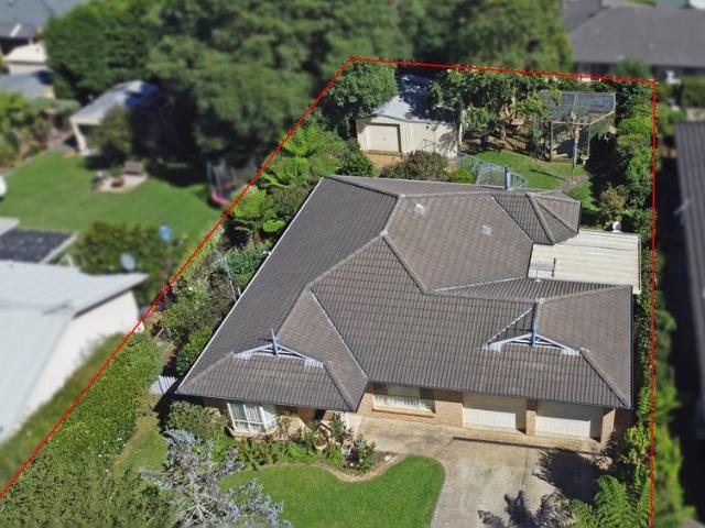 EASY 3MIN LEVEL WALK TO VILLAGE FOR YOUNG FAMILY/DOWNSIZERS WITH ROOM FOR GRANDKIDS TO STAY OVER + HOBBY SHED
