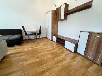 EasyStay economy 3BR Apt. Near Bahnhof Meidling, Vienna Amsterdam Apartments for Rent