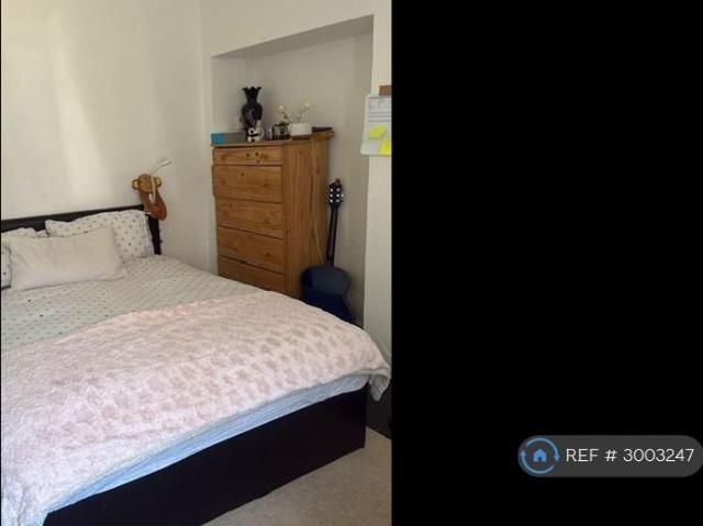 Easby Crescent, Morden, SM4 1 bed in a house share to rent £750 pcm £173 pw