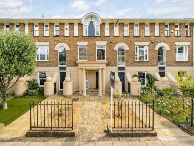 Eaton Terrace, London E3 4 bed terraced house to rent £4,000 pcm £923 pw