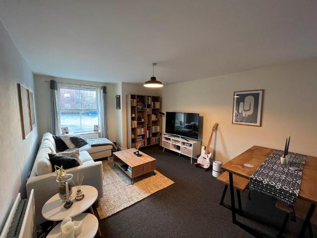 Eaton Court, Northwich, CW9 2 bed apartment to rent £850 pcm £196 pw