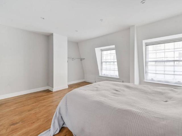 Eaton Mews North, Belgravia, London. 5 bed mews to rent £21,996 pcm £5,076 pw