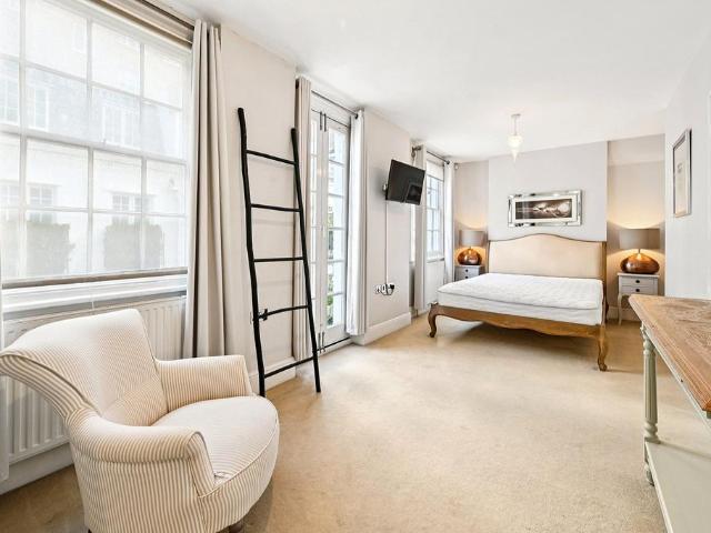 Eaton Mews North, London, SW1X 3 bed mews to rent £6,998 pcm £1,615 pw