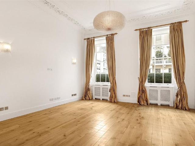 Eaton Place, London, SW1X 3 bed apartment to rent £14,083 pcm £3,250 pw