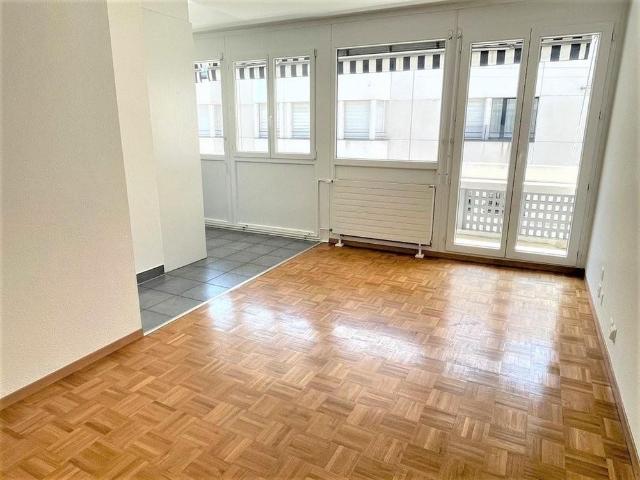 Eaux Vives: bel appartement avec balcon