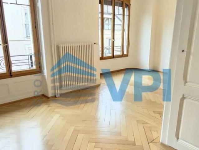 Eaux Vives Charmant appartement traversant de 3 pièces