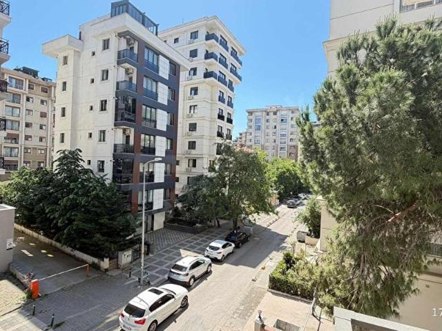 ŞEBNEM ÖZGÜLDEN KADIKÖY FENERYOLUNDA SIFIR 3+1 100 metre ARAKAT