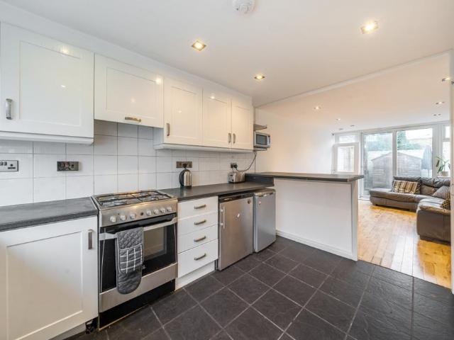 Ebbisham Drive, London, SW8 4 bed house to rent £4,000 pcm £923 pw