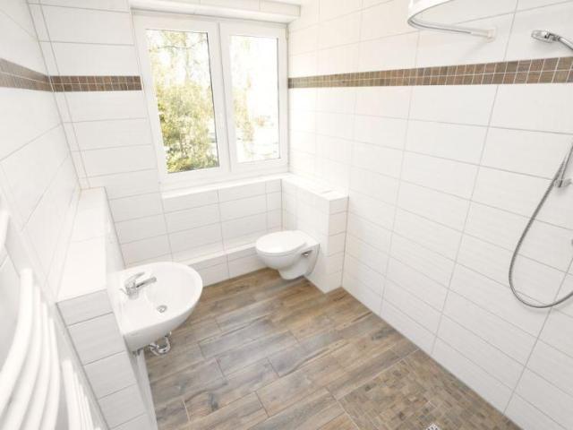 Ebenerdige Dusche / Blick ins Grüne