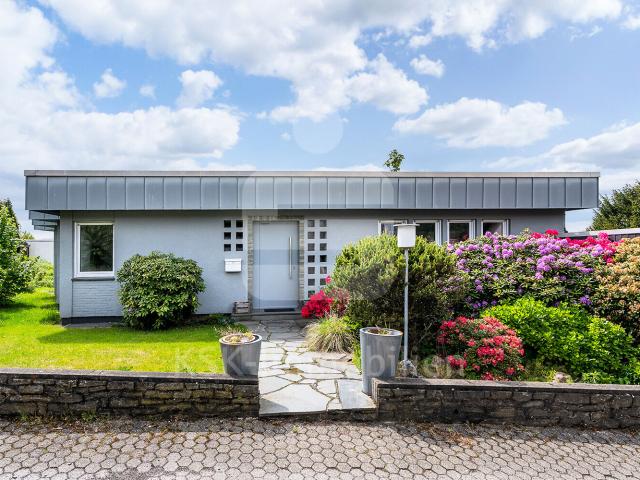 Ebenerdiges Wohnen mit Weitblick Stilvoll modernisierter Bungalow
