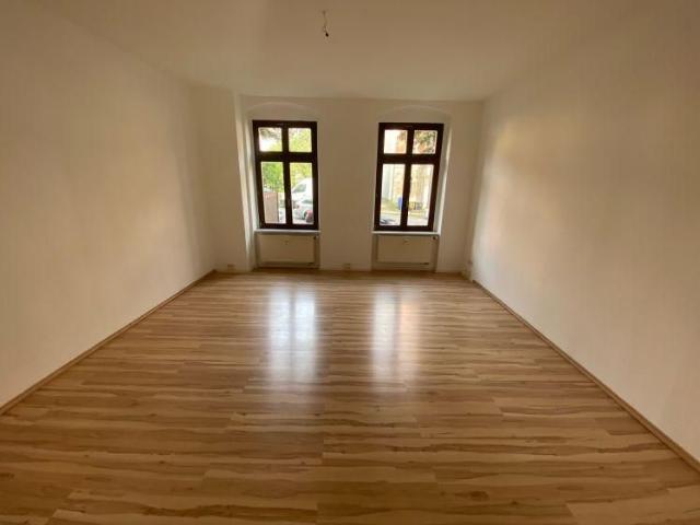 EBK mögl. ! zwei 25m² große Zimmer / 1. Monat kaltmietfrei !