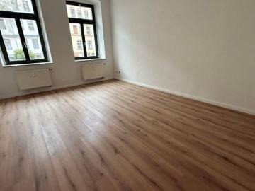 EBK* ! Stellplatz mgl. neues LAMINAT sonniger Balkon !