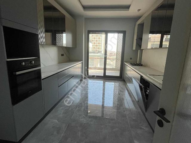 Ebruli Kayaşehir Projesinde Kiralık 4+1 Sıfır Daire