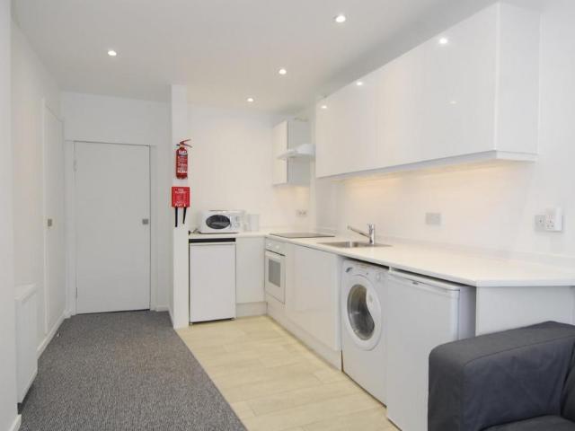 Ebrington Street, Flat 2, Plymouth PL4 3 bed flat to rent £2,067 pcm £477 pw