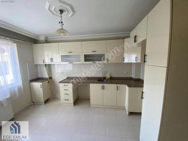 Ege Emlak'tan Çarşı İçerisinde Arakat Kiralık 2+1 Daire