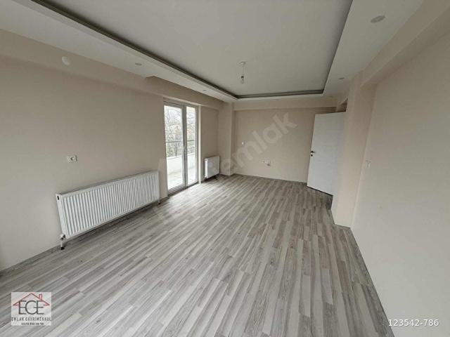 EGE EMLAKTAN BOZKURT MAHALLESİ CADDE ÜZERİ İSKANLI LÜKS 2+1