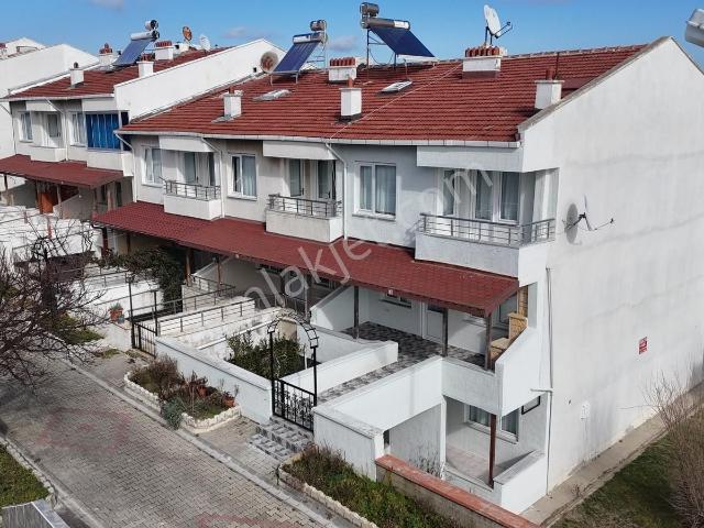 Ege Emlak'tan Yayla Sahilinde Kiralık Tripleks Yazlık