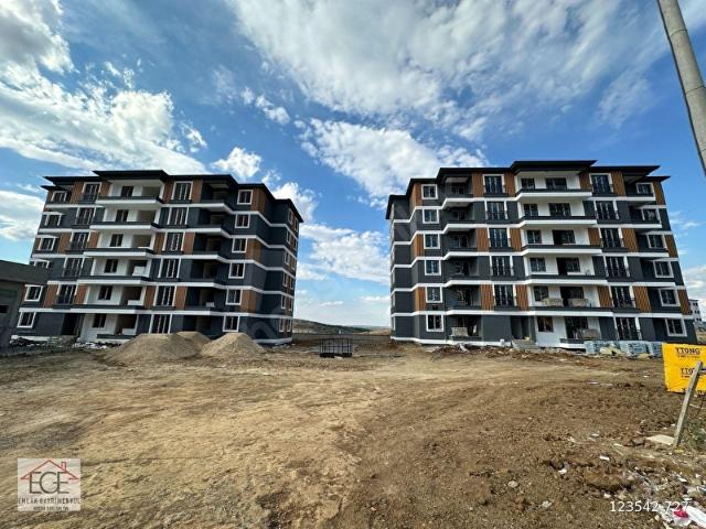 EGE EMLAK'TAN YENİ MAHALLE DE SATILIK ARA KAT 2+1 SIFIR DAİRE