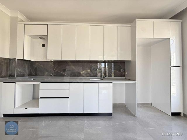 EGE MAHALLESİNDE SİTEDE ARA KATTA TERAS BALKONLU SIFIR 135M 3+1